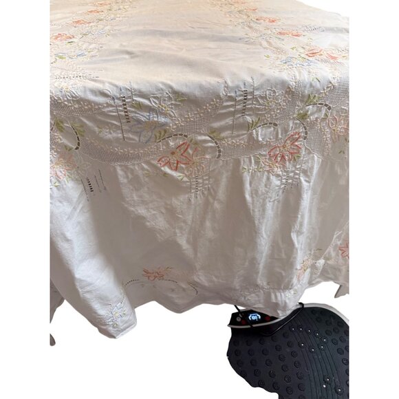 VTG Tablecloth Floral Embroidery Cutwork Scalloped Edges 130 x 65 Cottage Read - Picture 3 of 9